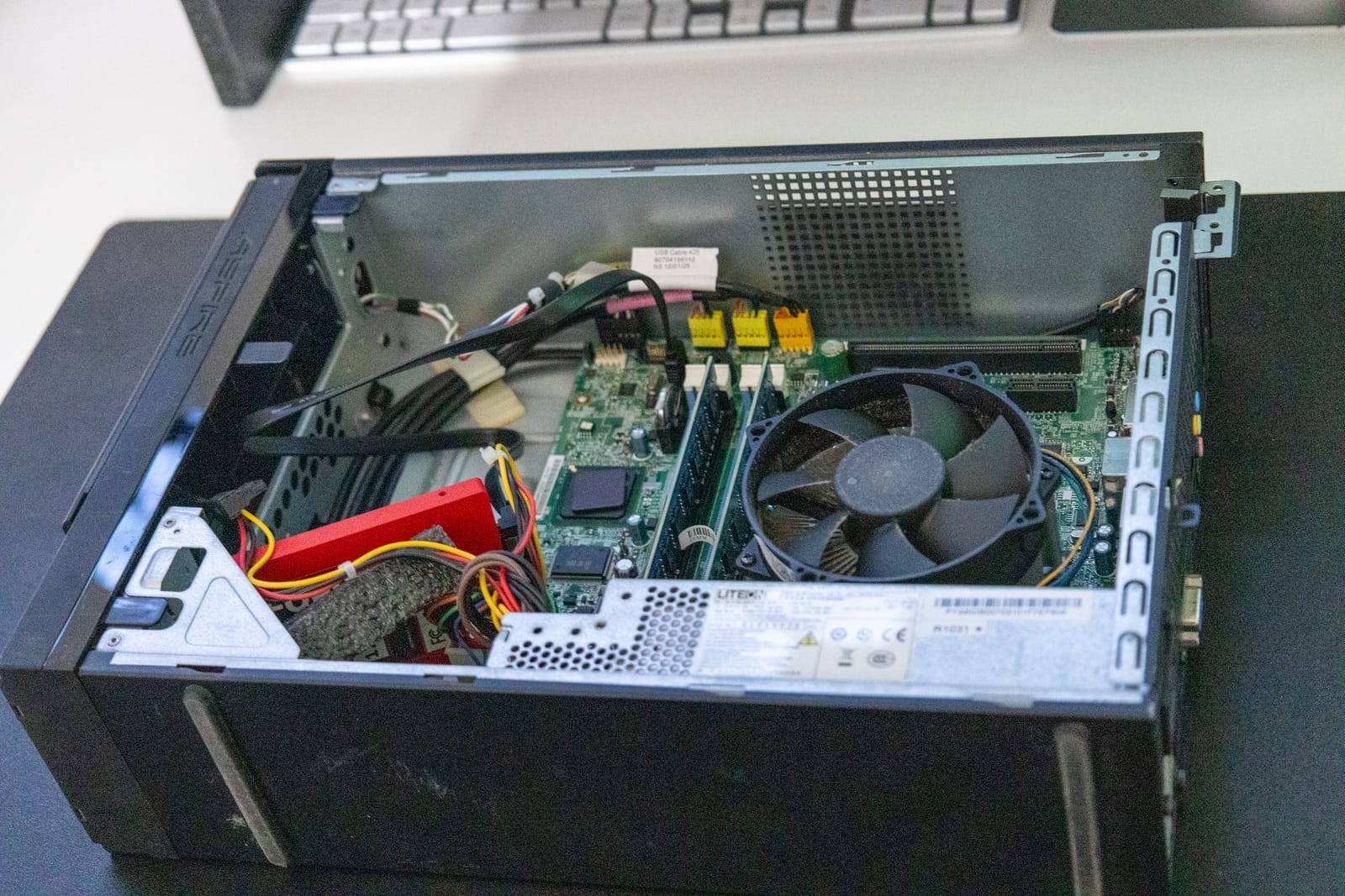 Unité centrale ouverte sur l'établi de l'atelier DESITECH, en cours de réparation